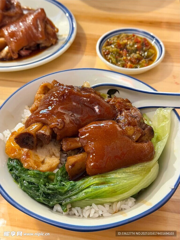 美味红烧猪脚盖浇饭