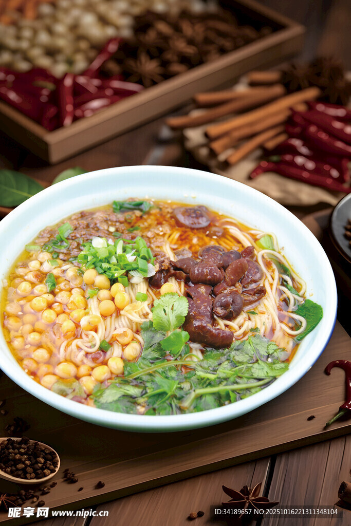 碗豆杂酱 肥肠面