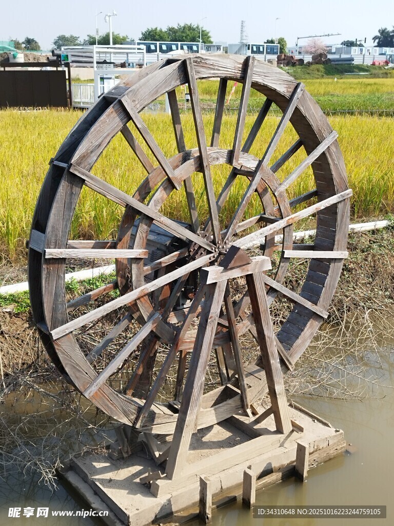 古老木质水车屹立于田野