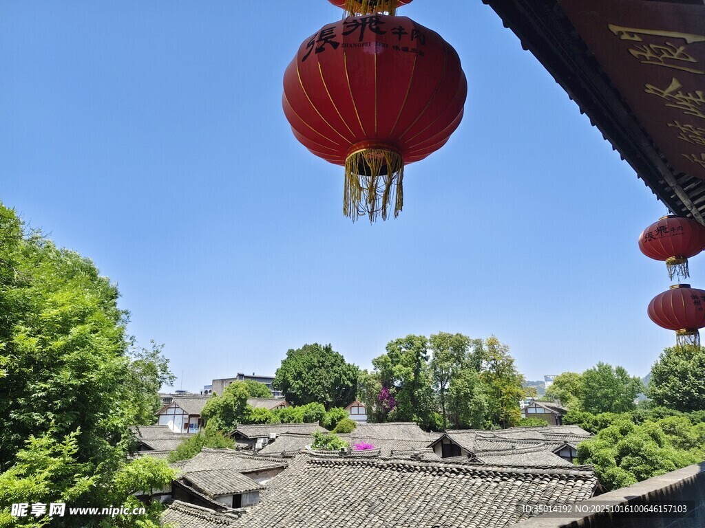 阆中 古村屋檐下的红灯笼