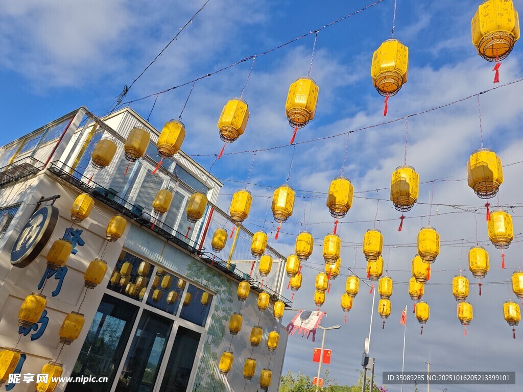 空中悬挂的黄色灯笼景观