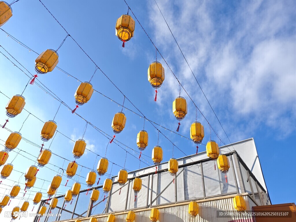 空中悬挂的多彩灯笼