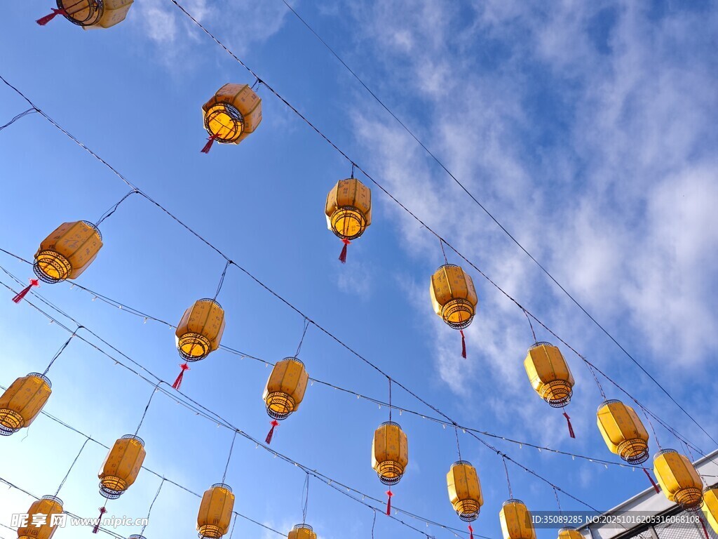 蓝天悬垂的彩色灯笼