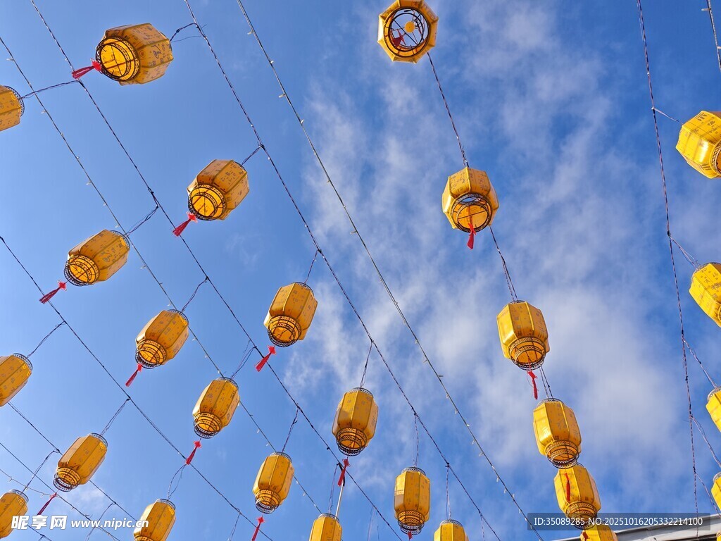 空中悬挂的多彩灯笼