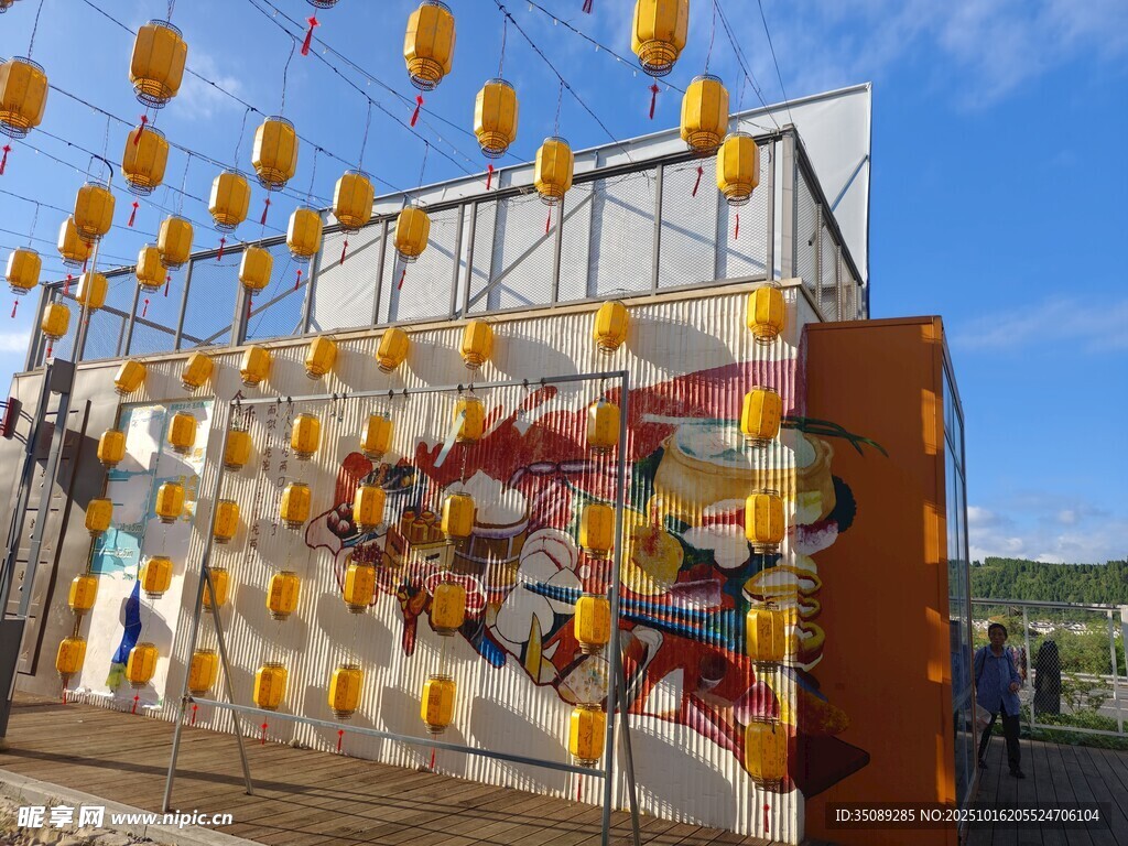 悬挂黄灯笼的多彩建筑