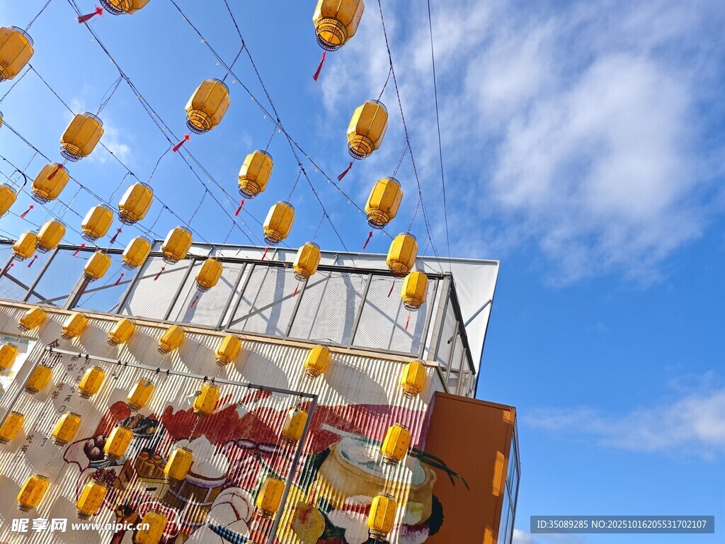 空中悬挂的多彩灯笼