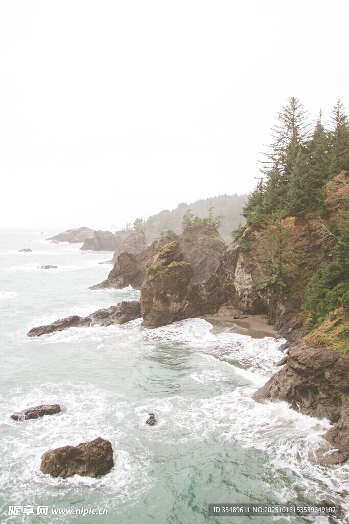 海岸边的海浪与嶙峋礁石