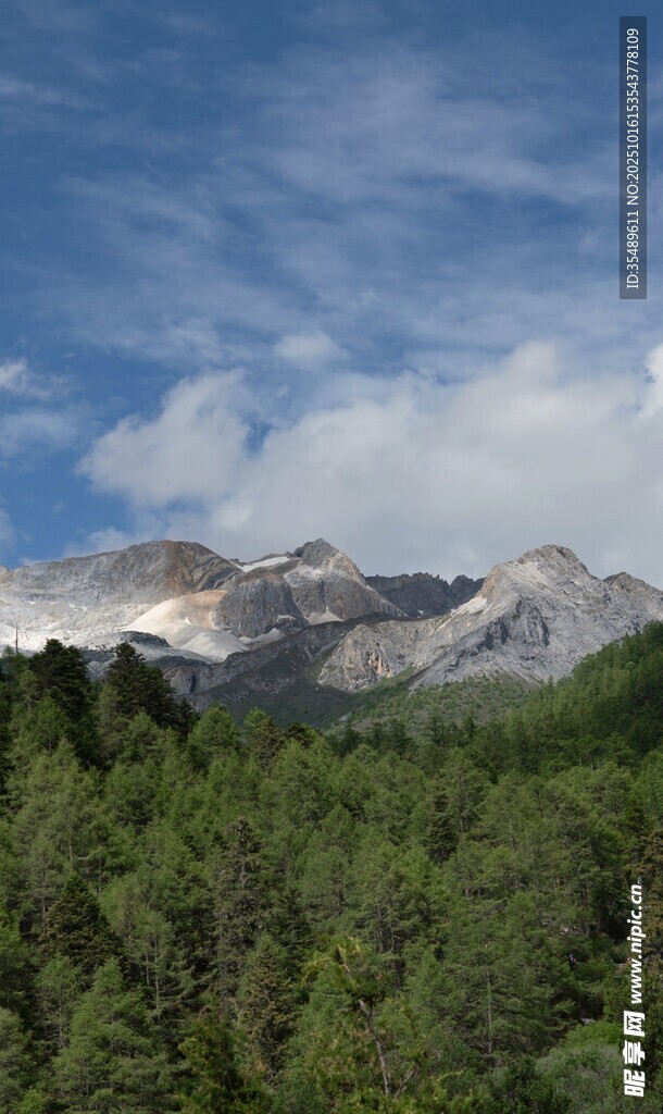 山林间的巍峨雪山美景
