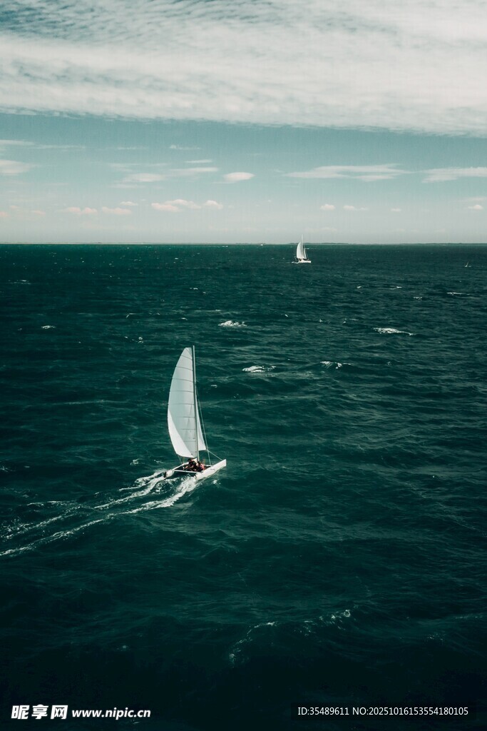 海上白帆破浪前行