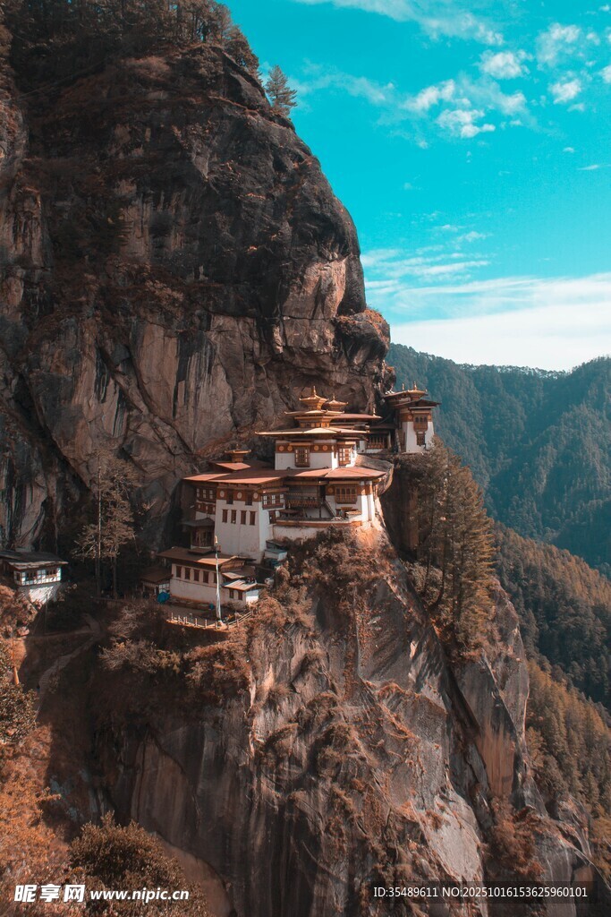 悬崖上的神秘古老建筑