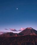 夜幕下的山峦与星月