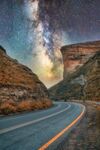星空下的蜿蜒公路美景