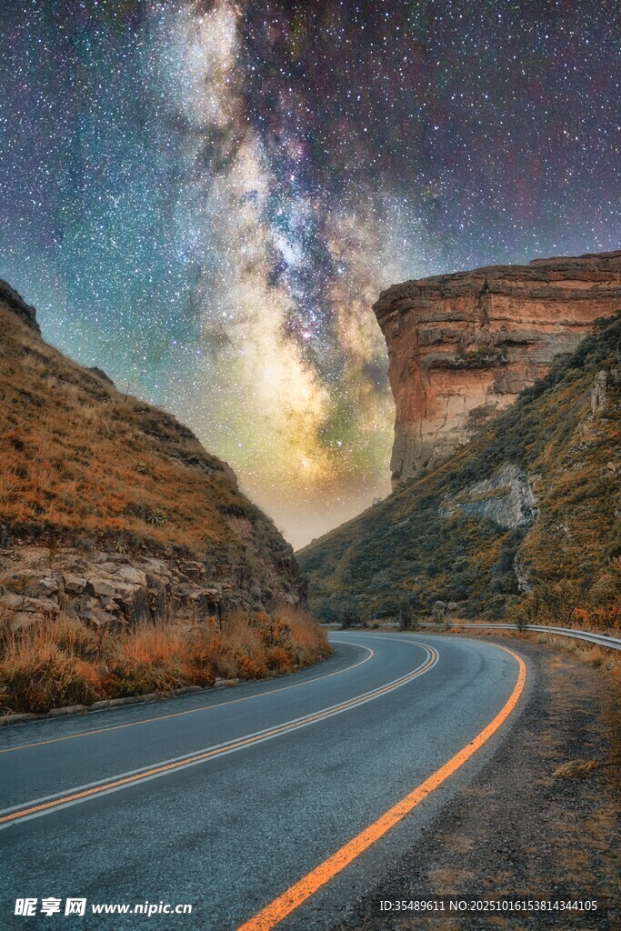 星空下的蜿蜒公路美景