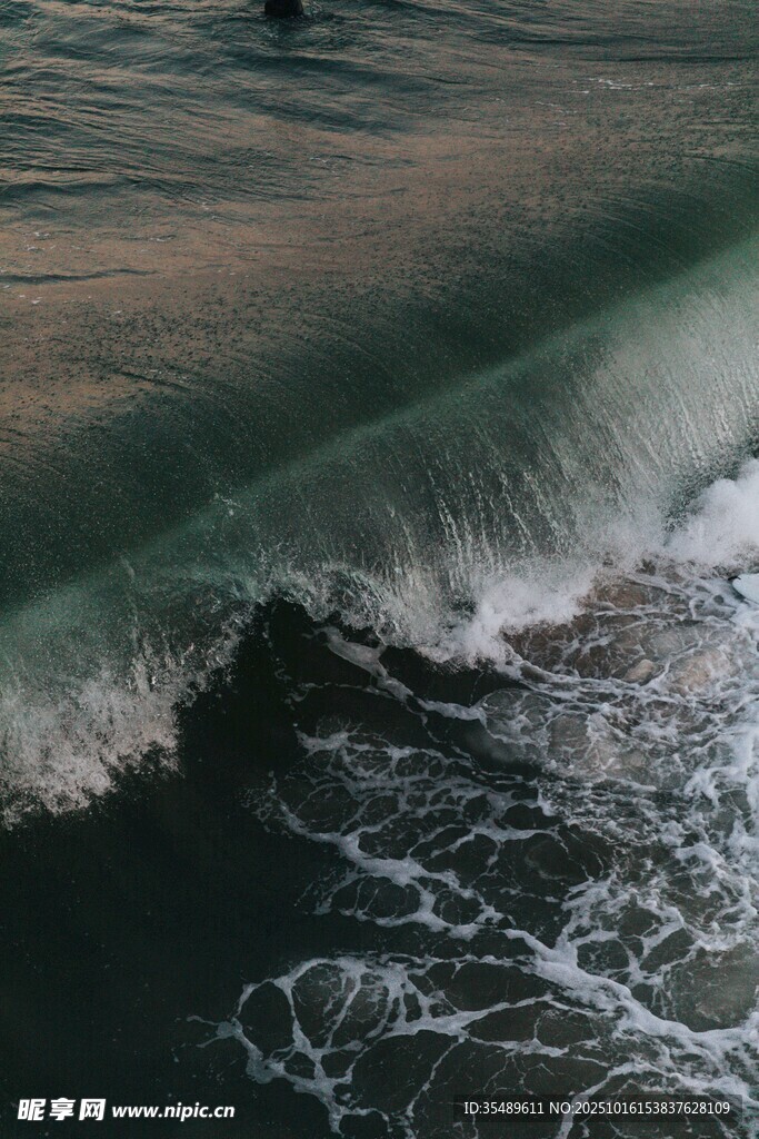 海浪翻涌的壮阔瞬间