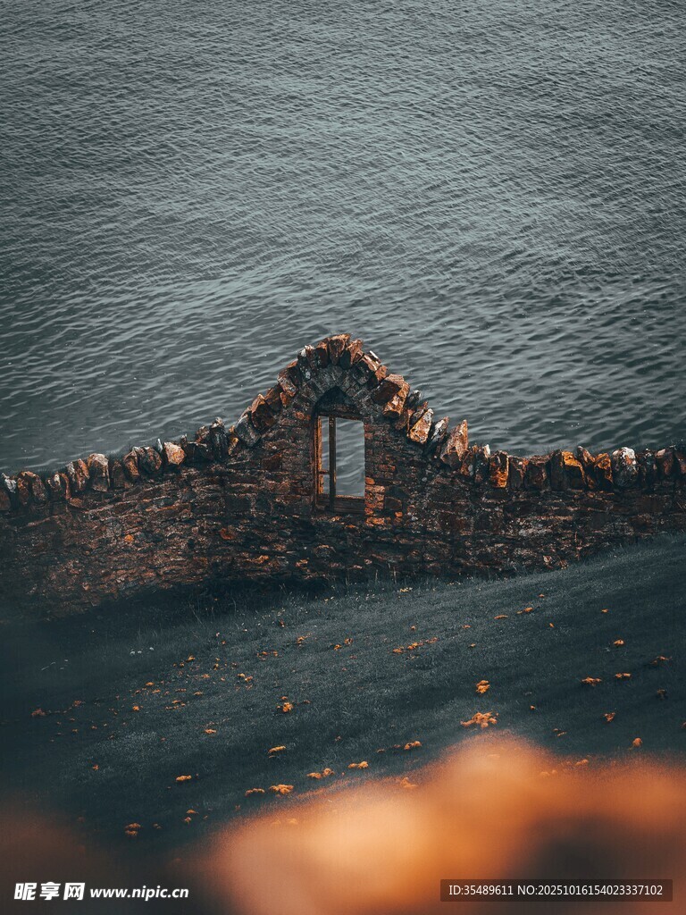 海边古老石墙