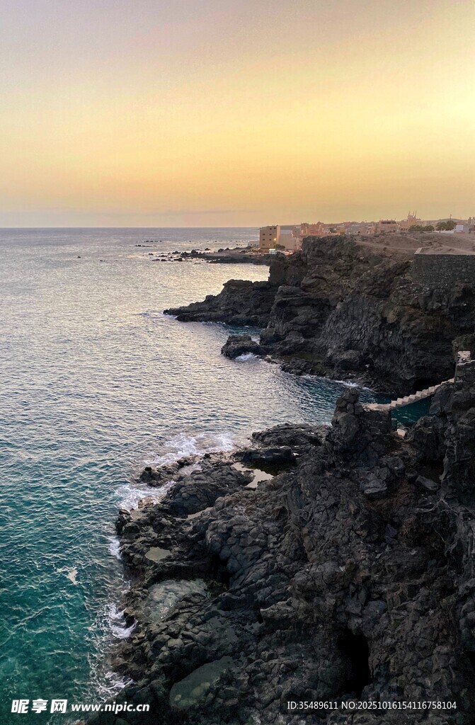 海边日落时的嶙峋礁石