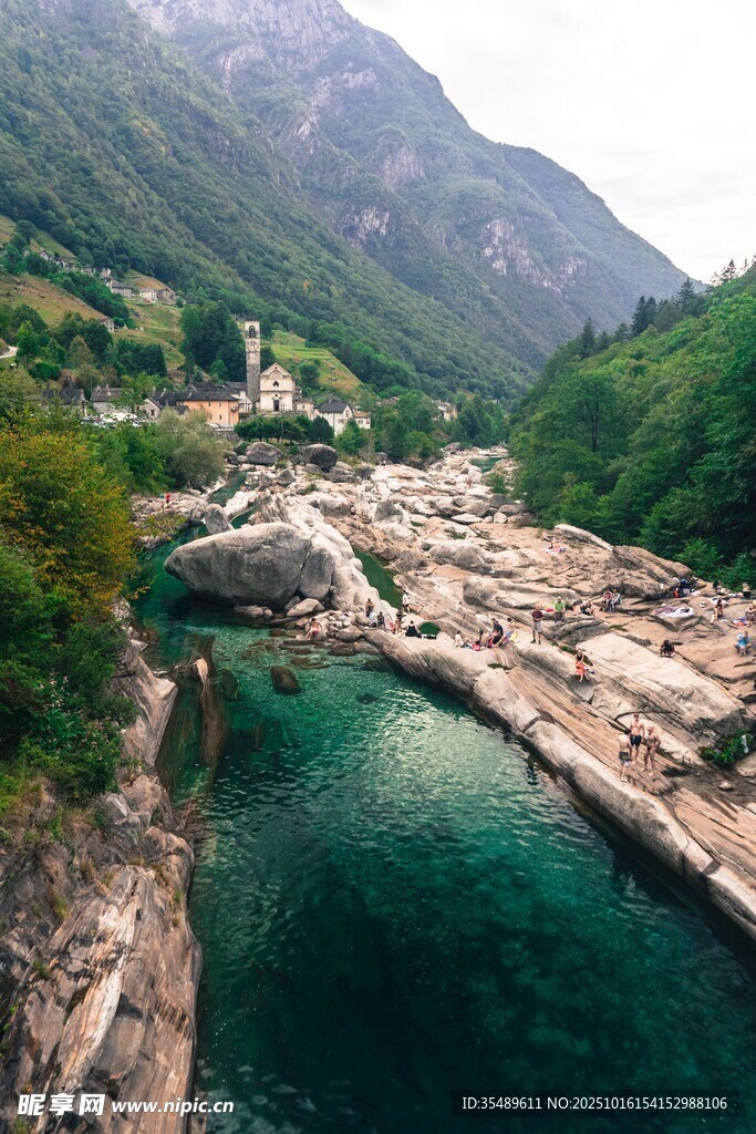 山间碧绿溪流与壮丽山景