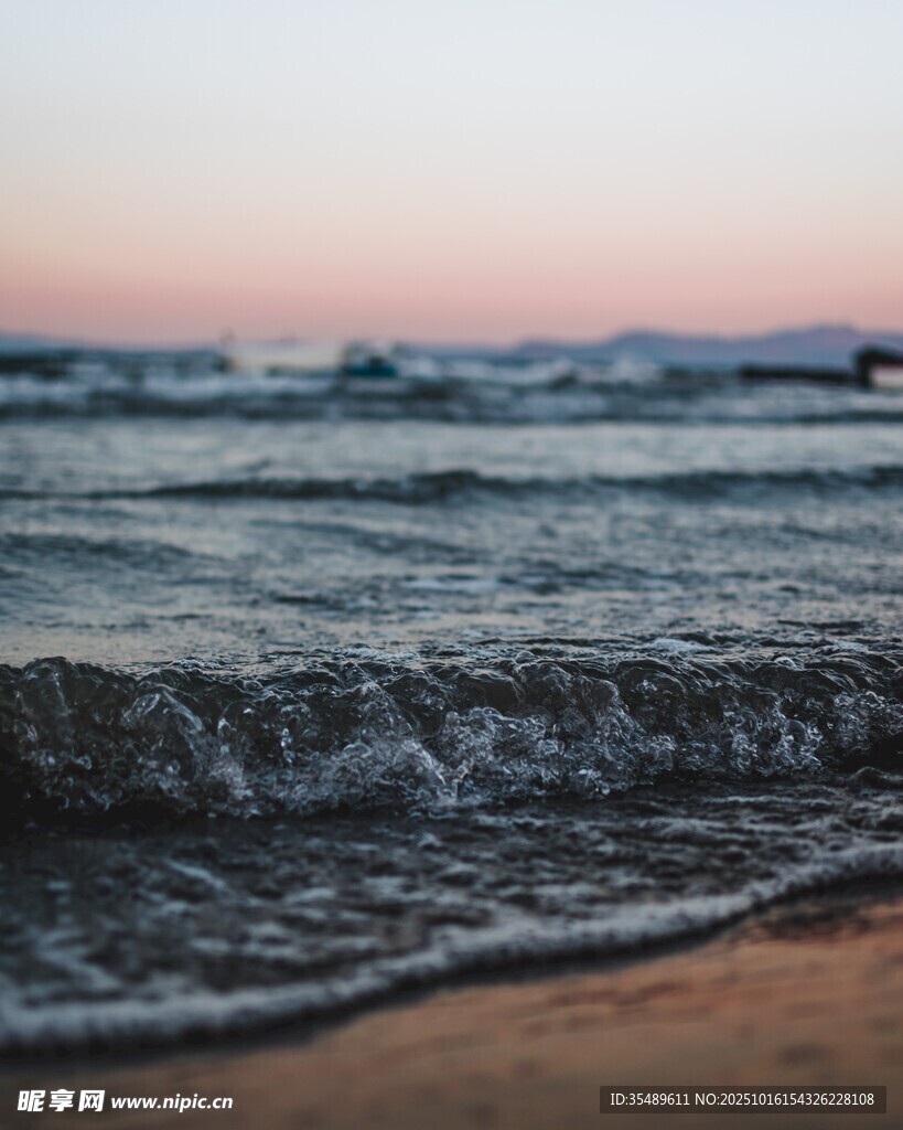 海边日落时的海浪景象
