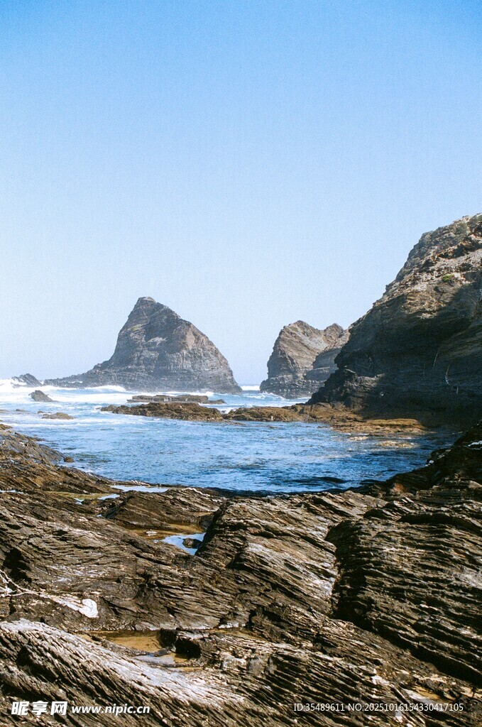 海边嶙峋岩石与远处礁岛