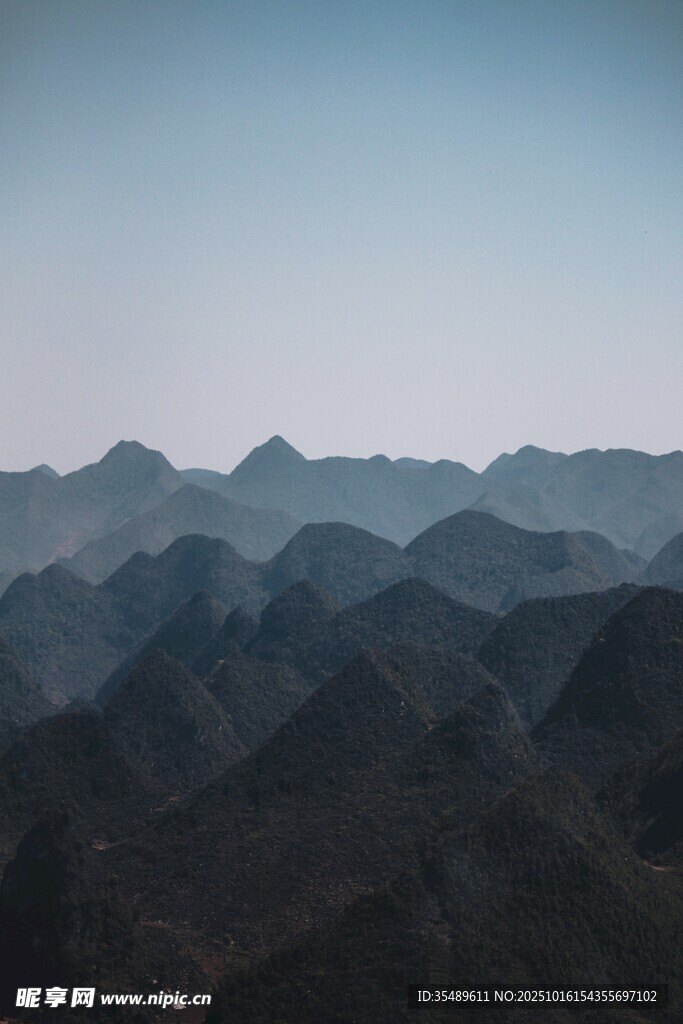 连绵群山的壮丽景致