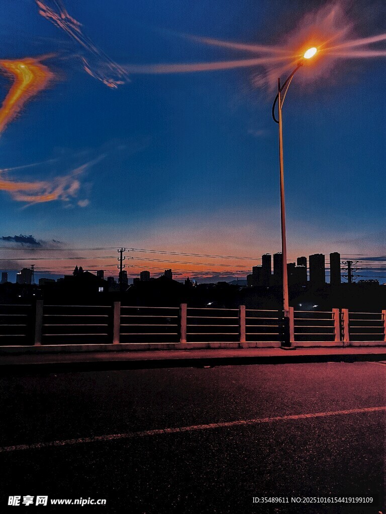 黄昏时的城市道路夜景