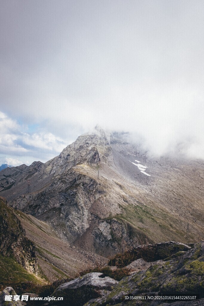 云雾缭绕的壮丽山峰