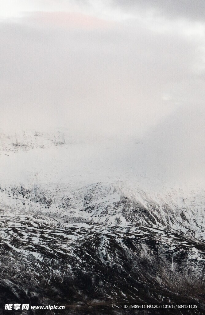 雪山云海壮丽景观