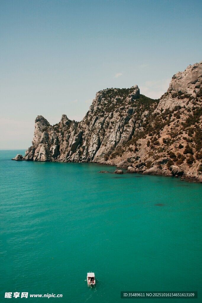 碧海蓝天下的嶙峋海岸