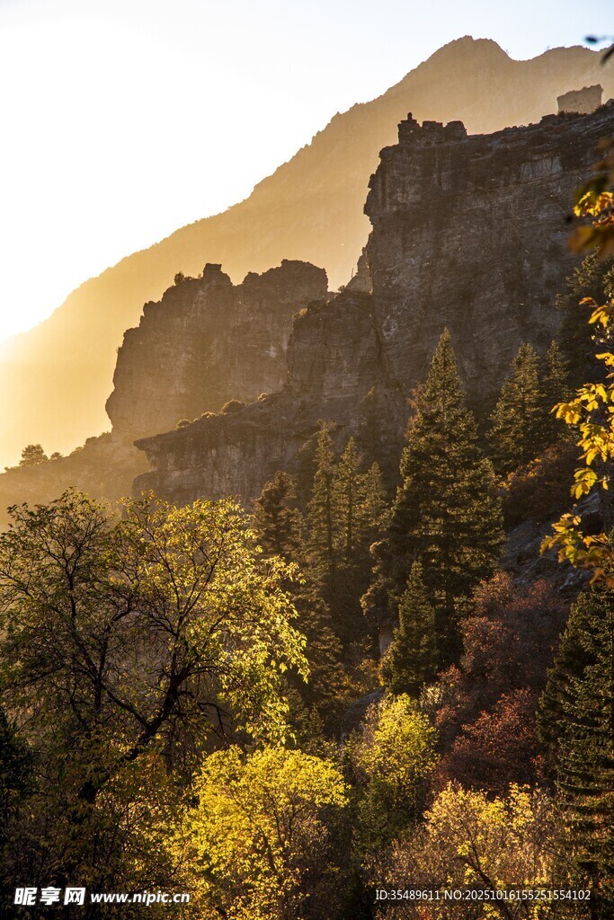 秋日山林间的壮丽山景