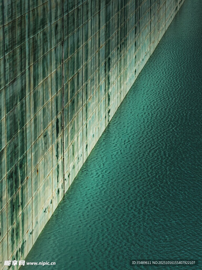 水坝旁的碧绿水面