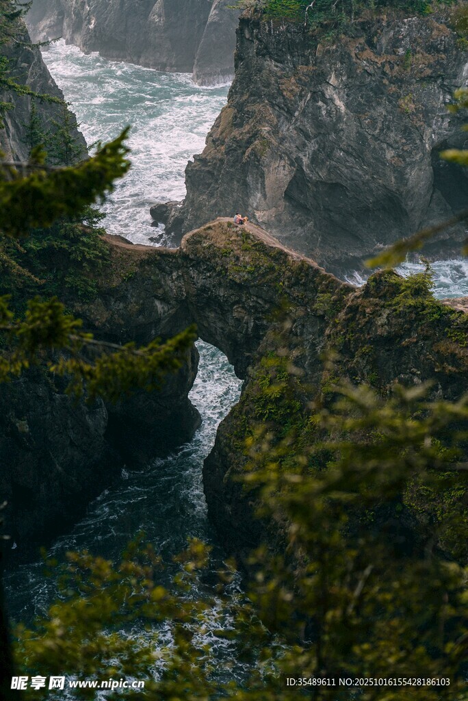 海岸岩石间的自然景观