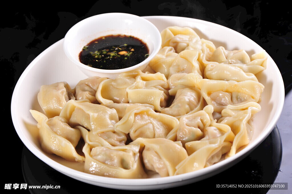 美味馄饨配蘸料