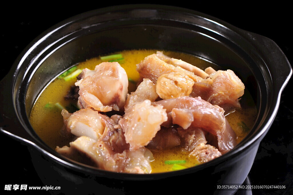 砂锅炖煮的鲜嫩鸡肉