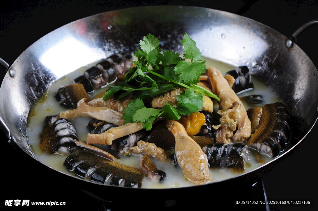 锅中美味炖菜鲜香诱人