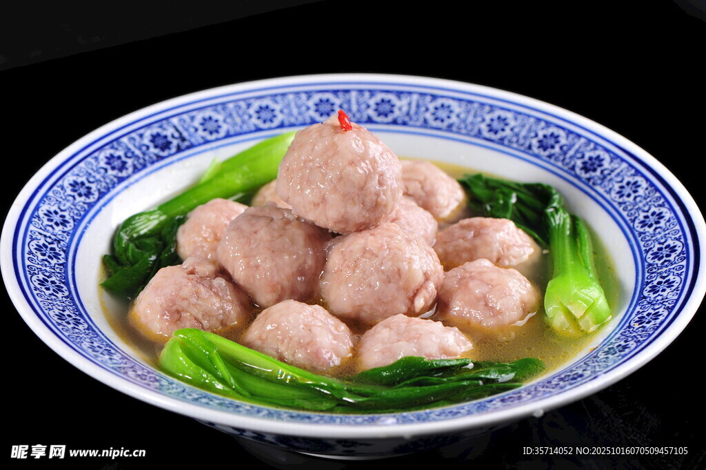 青花瓷碗中的鲜嫩肉丸