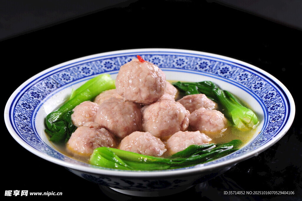 青花瓷碗中的肉丸青菜