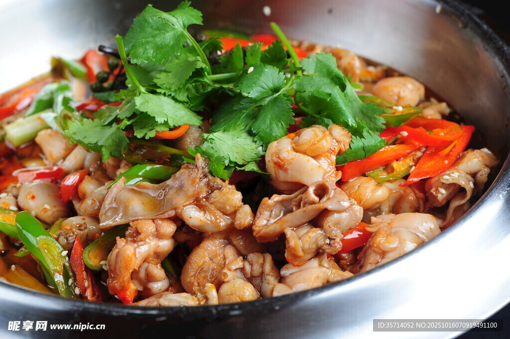 美味干锅虾配鲜嫩肉片