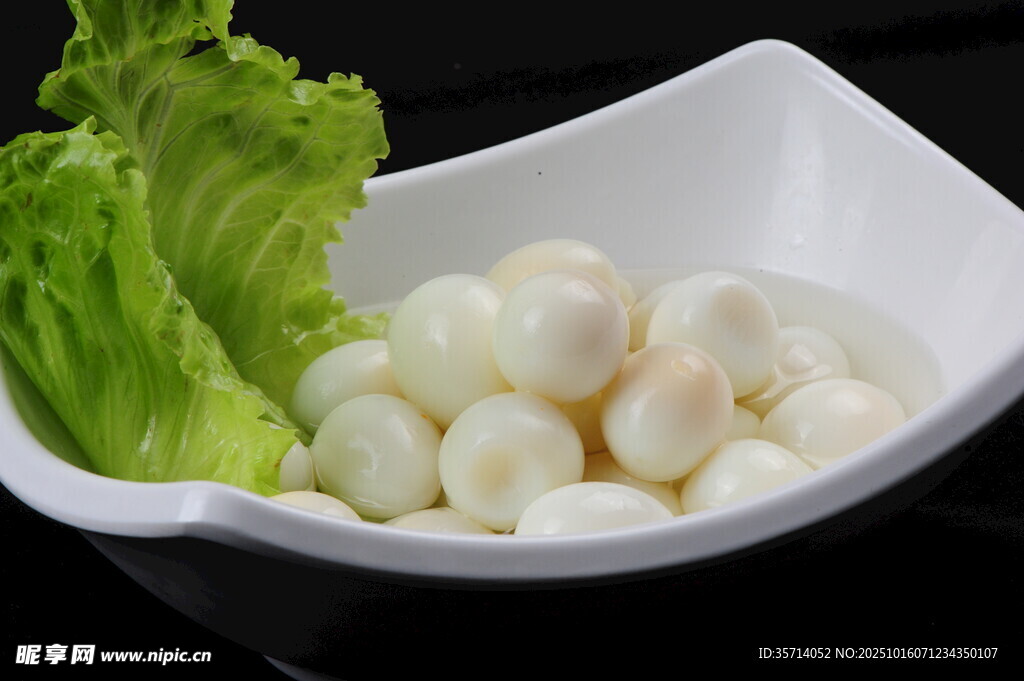 白瓷碗中的鲜嫩鱼丸