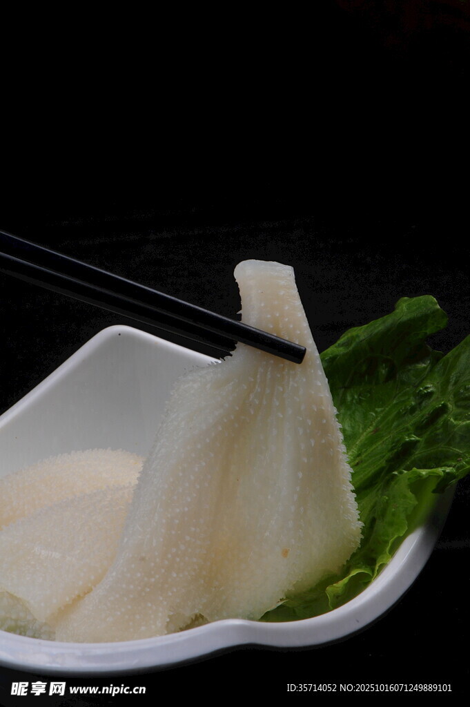 筷子夹起的美味白豆腐