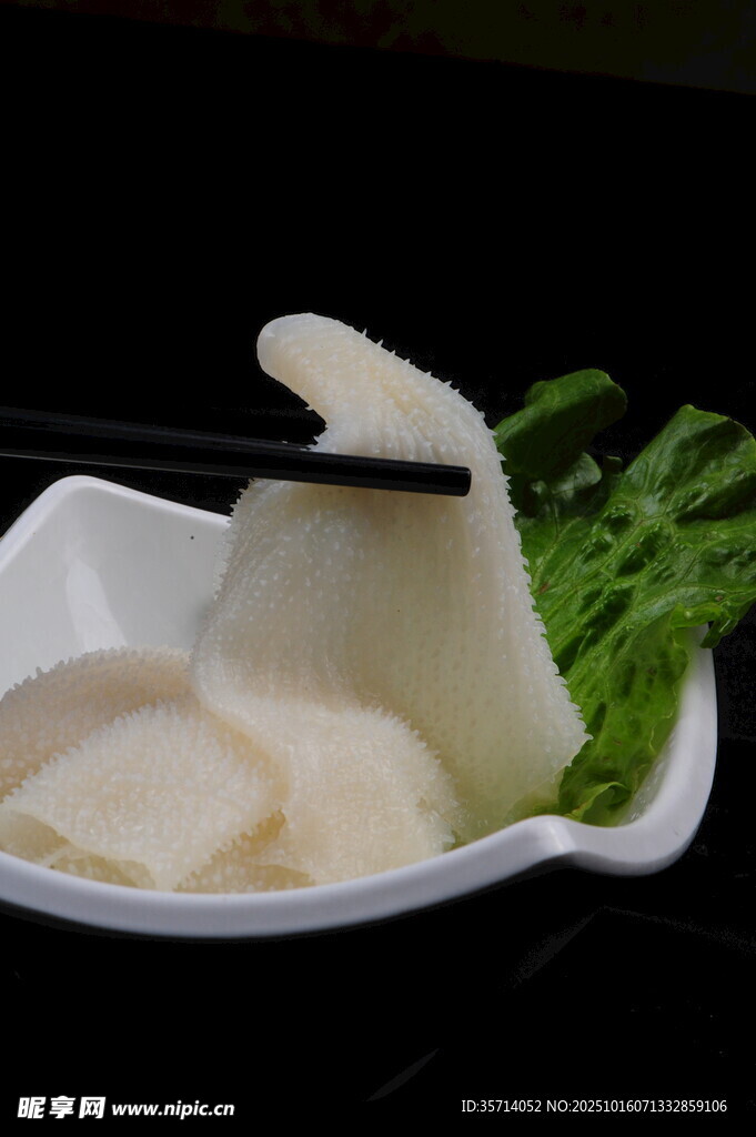 精致摆盘的萝卜配绿色蔬菜