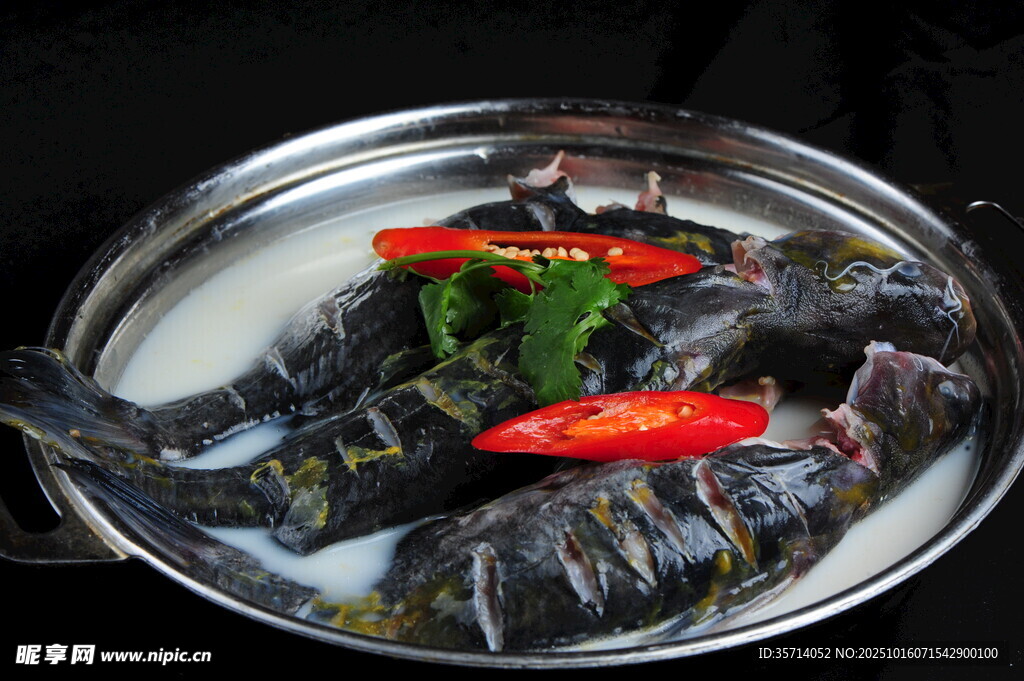 锅中鲜鱼配红椒香菜