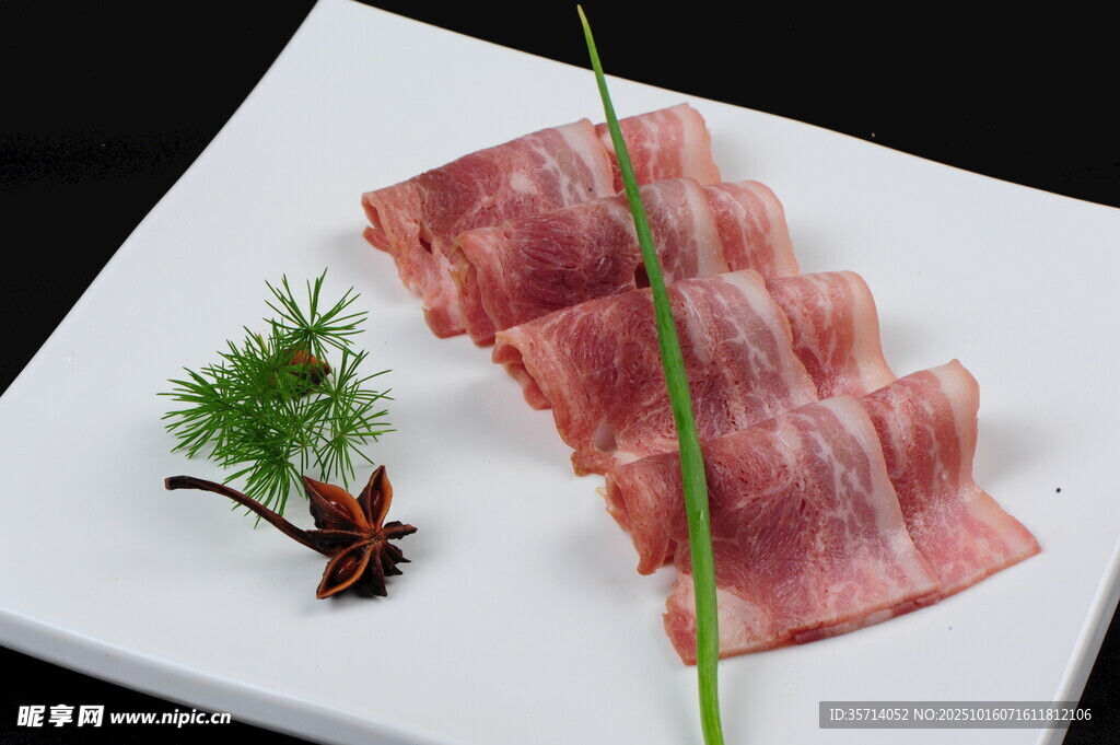 精致摆盘的美味培根