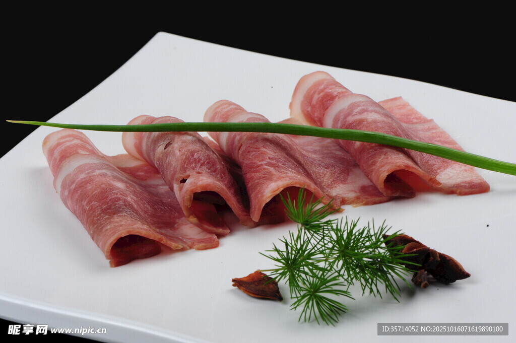 美味培根卷清新香草点缀