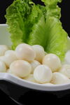 生菜旁的圆润白丸子