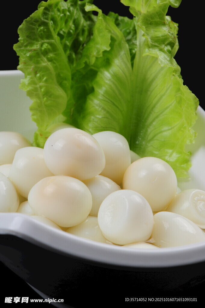 生菜旁的圆润白丸子