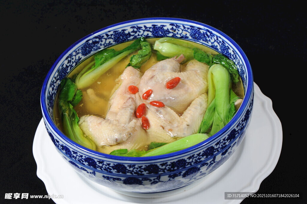 青花瓷碗中的美味鸡汤