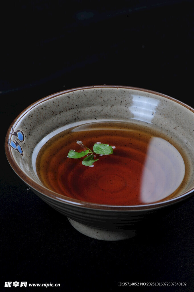 古朴茶碗盛着茶汤