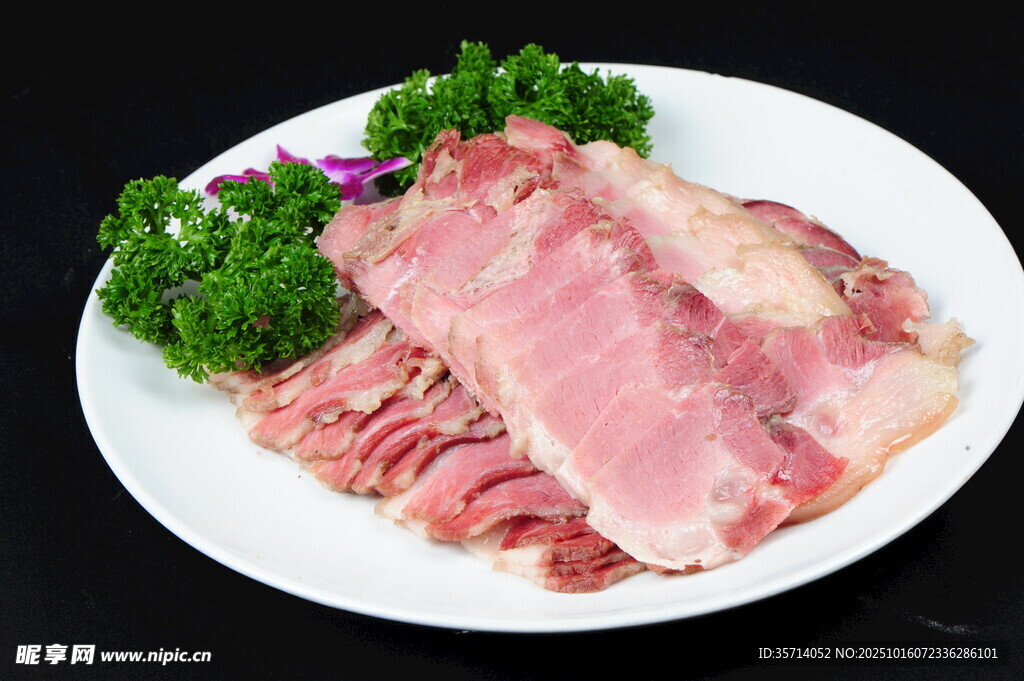 美味切片火腿配新鲜蔬菜