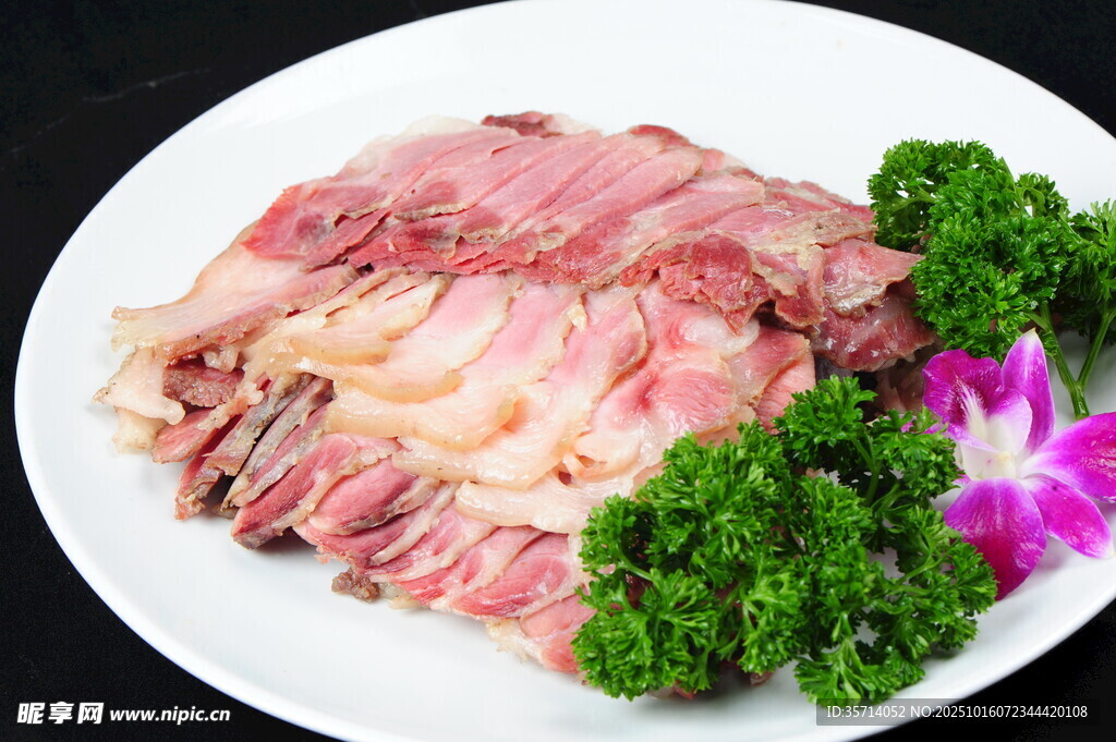 鲜嫩牛肉摆盘精致诱人