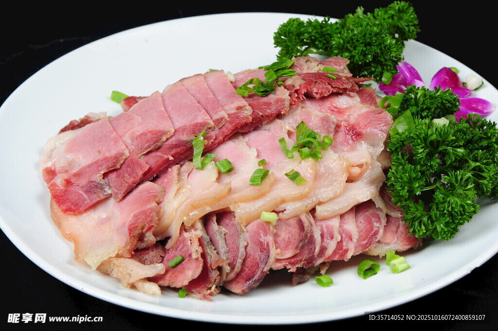 鲜嫩肉片配翠绿蔬菜